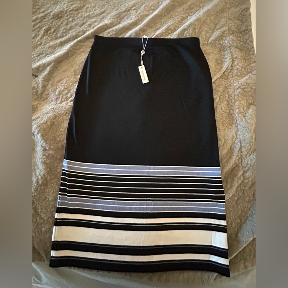 NWT Max Studio skirt.  Pull on. Sz L